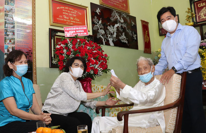 Lãnh đạo TP HCM chúc mừng thượng thọ cư sĩ Tống Hồ Cầm